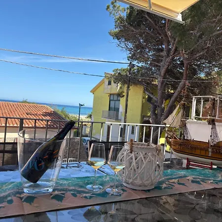Ombra Dei Pini Apartment La Caletta